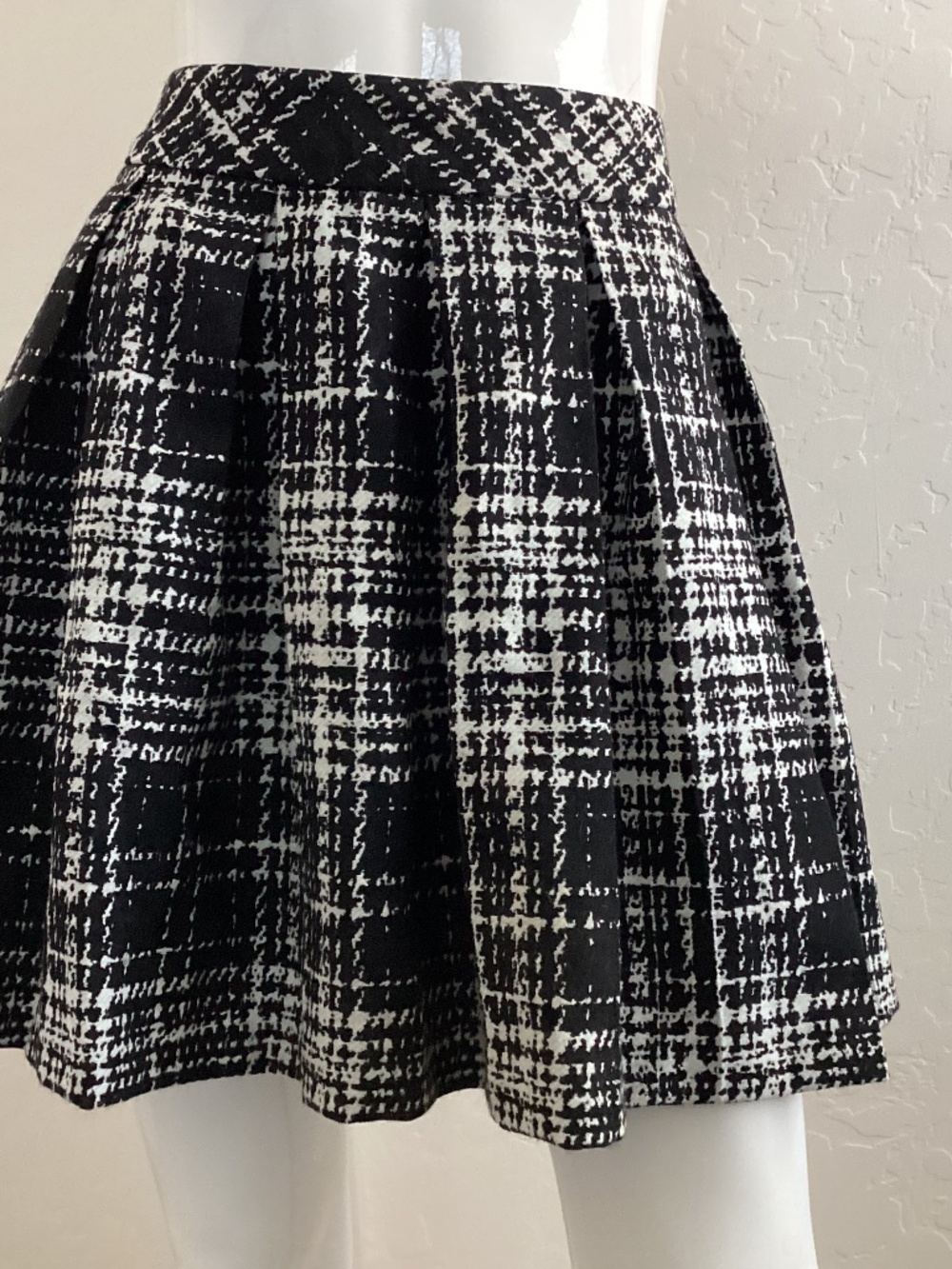 Banana Republic, NWOT, size 4, plaid, black/ white, pleated, mini skirt